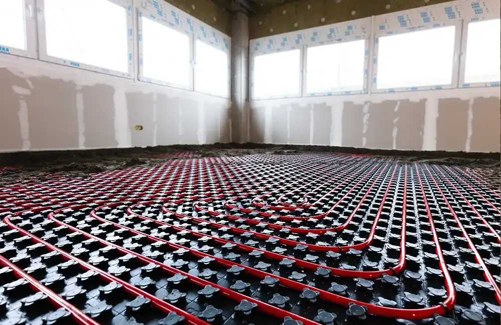 Serpentine del riscaldamento a pavimento posate in un cantiere